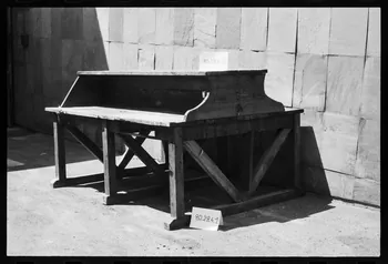 photographie MNATP. Antenne Saint-Riquier. Porcelainerie "Samson". Outillage spécialisé pour la terre : table de moulage en porcelaine Ph.1981.1.1930 Photo