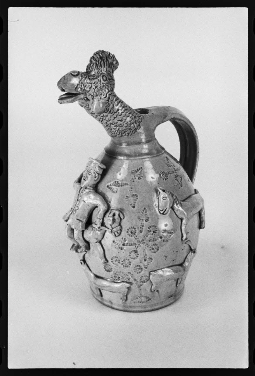 photographie Pichet en céramique de 1886. Signé par "L.P. Thuylant". Numéro 61 du catalogue Ph.1981.1.1945 Photo