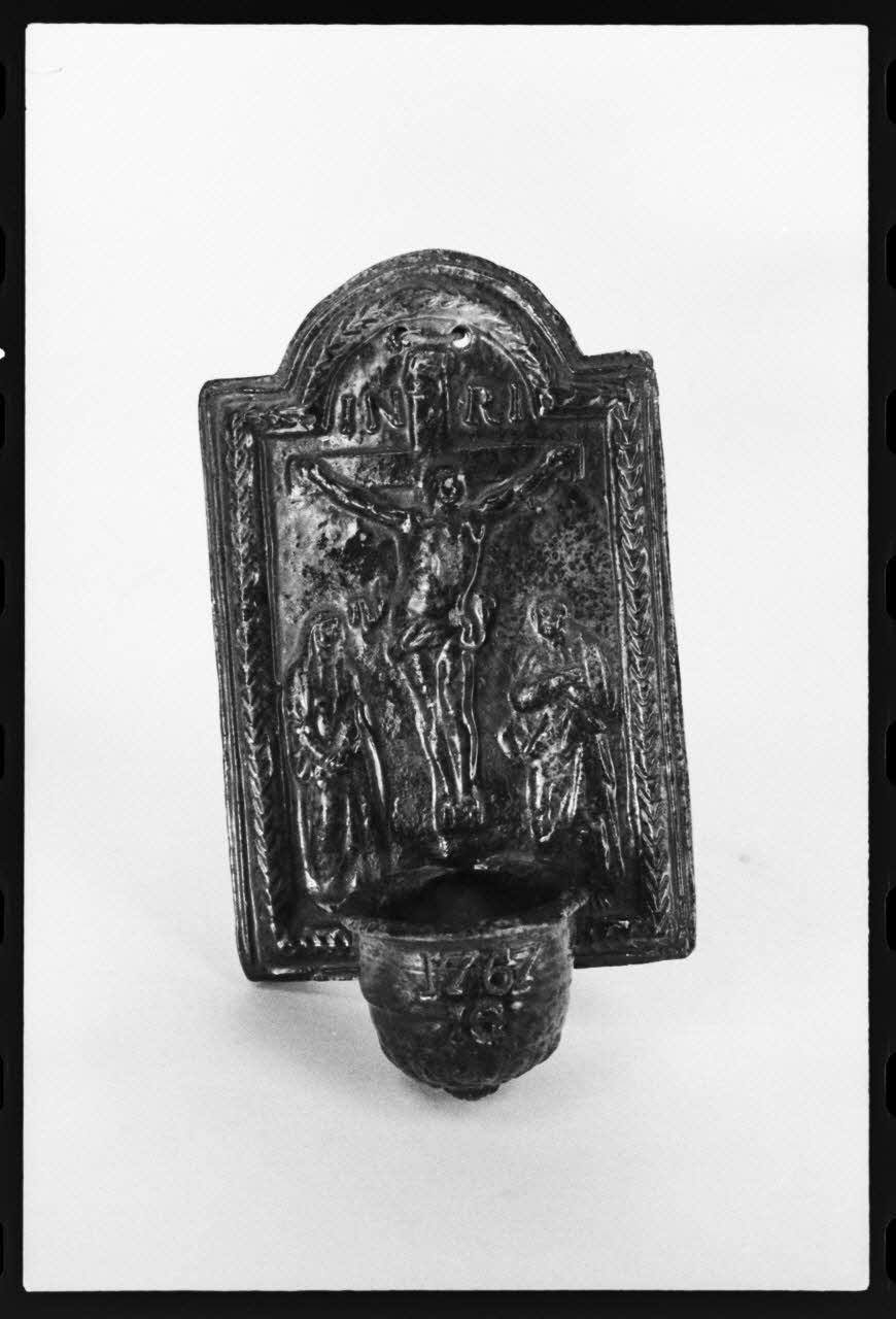 photographie Bénitier daté de 1767, signé par "Jean Guinastre". Numéro 90 du catalogue Ph.1981.1.1947 Photo Mucem / Beaudenom, Marc