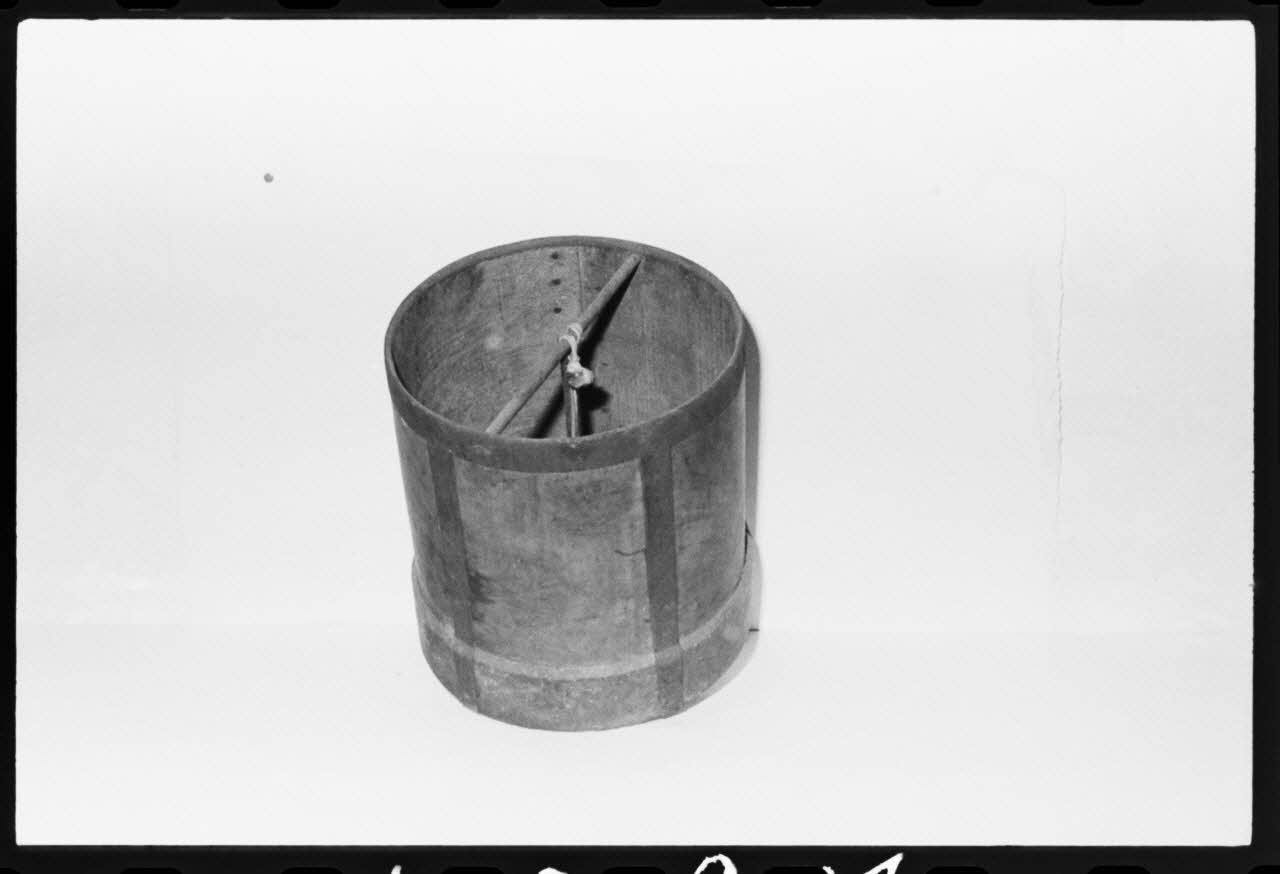 photographie MNATP. Antenne corse. Céréales : mesure, capacité. "Doppin bacinu" (nom local) Ph.1981.1.1997 Photo