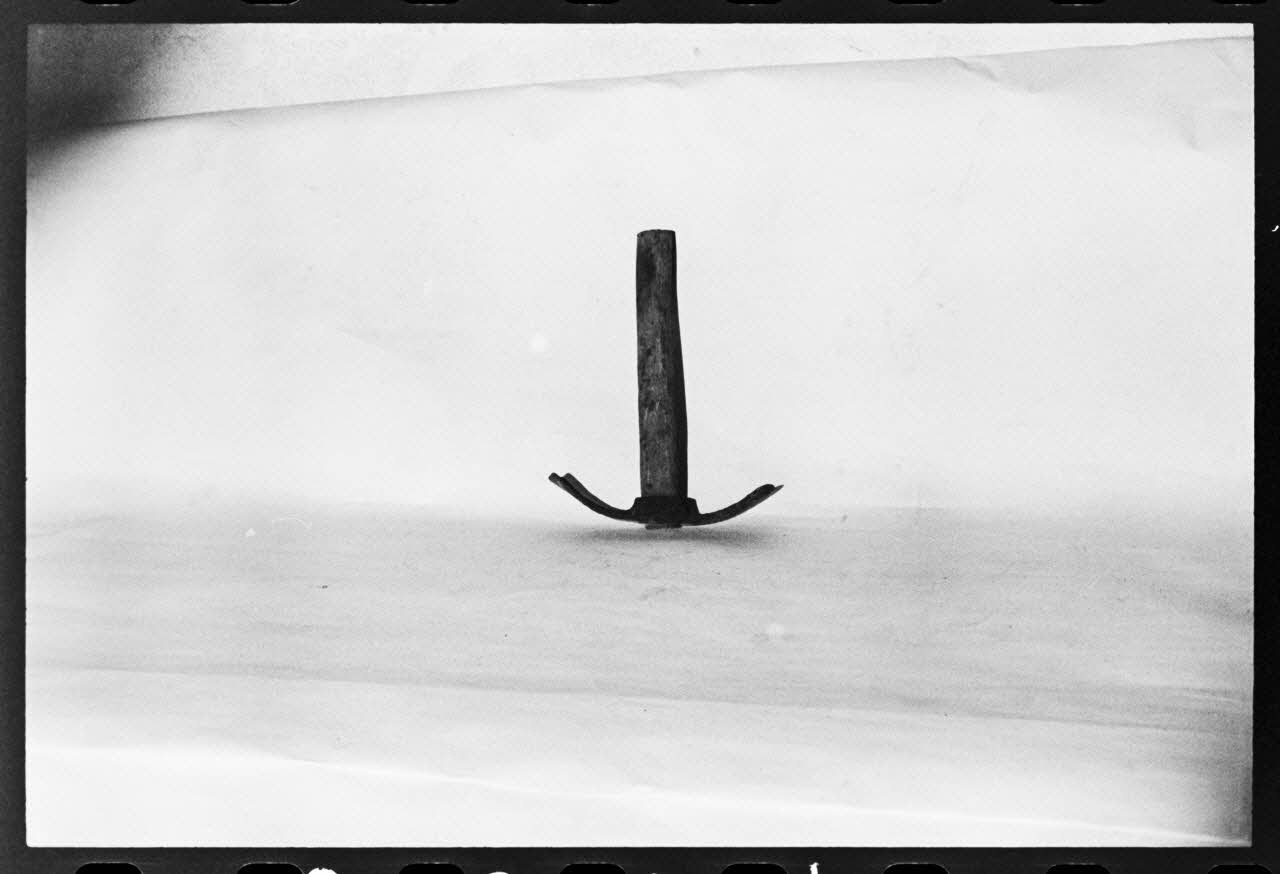 photographie MNATP. Antenne corse. Herminette, "ascia" (nom local) Ph.1981.1.2204 Photo