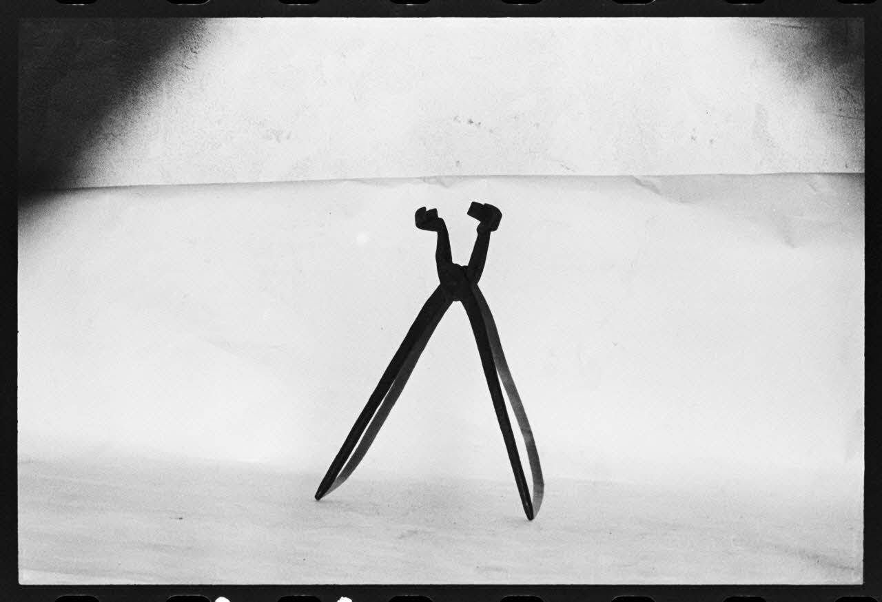 photographie MNATP. Antenne corse. Outillage spécialisé pour le métal, le travail à la forge : tenaille de forgeron Ph.1981.1.2205 Photo