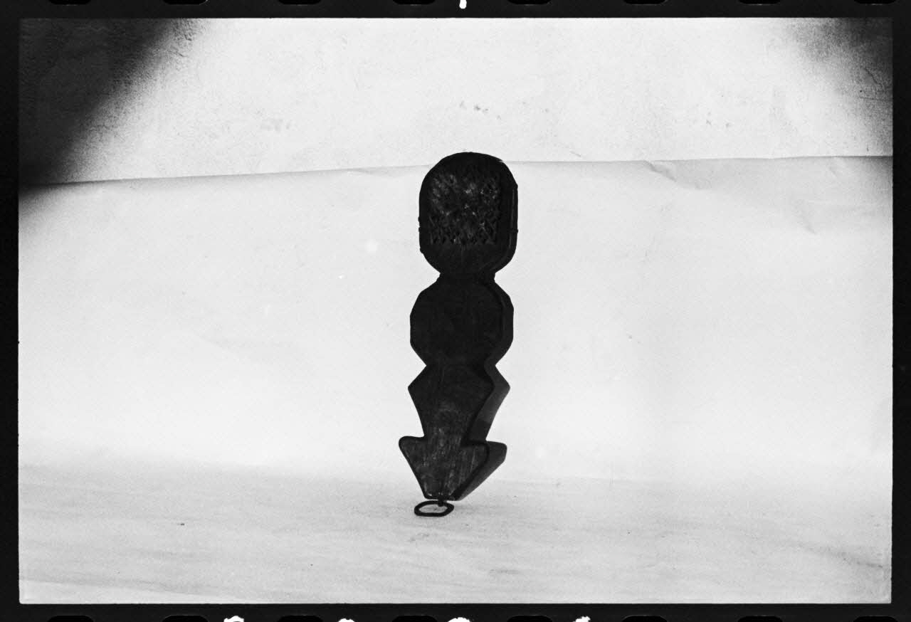 photographie MNATP. Antenne corse. Outillage pour fibres et textiles : peigne à carder, "pettine ferini" (nom local) Ph.1981.1.2206 Photo