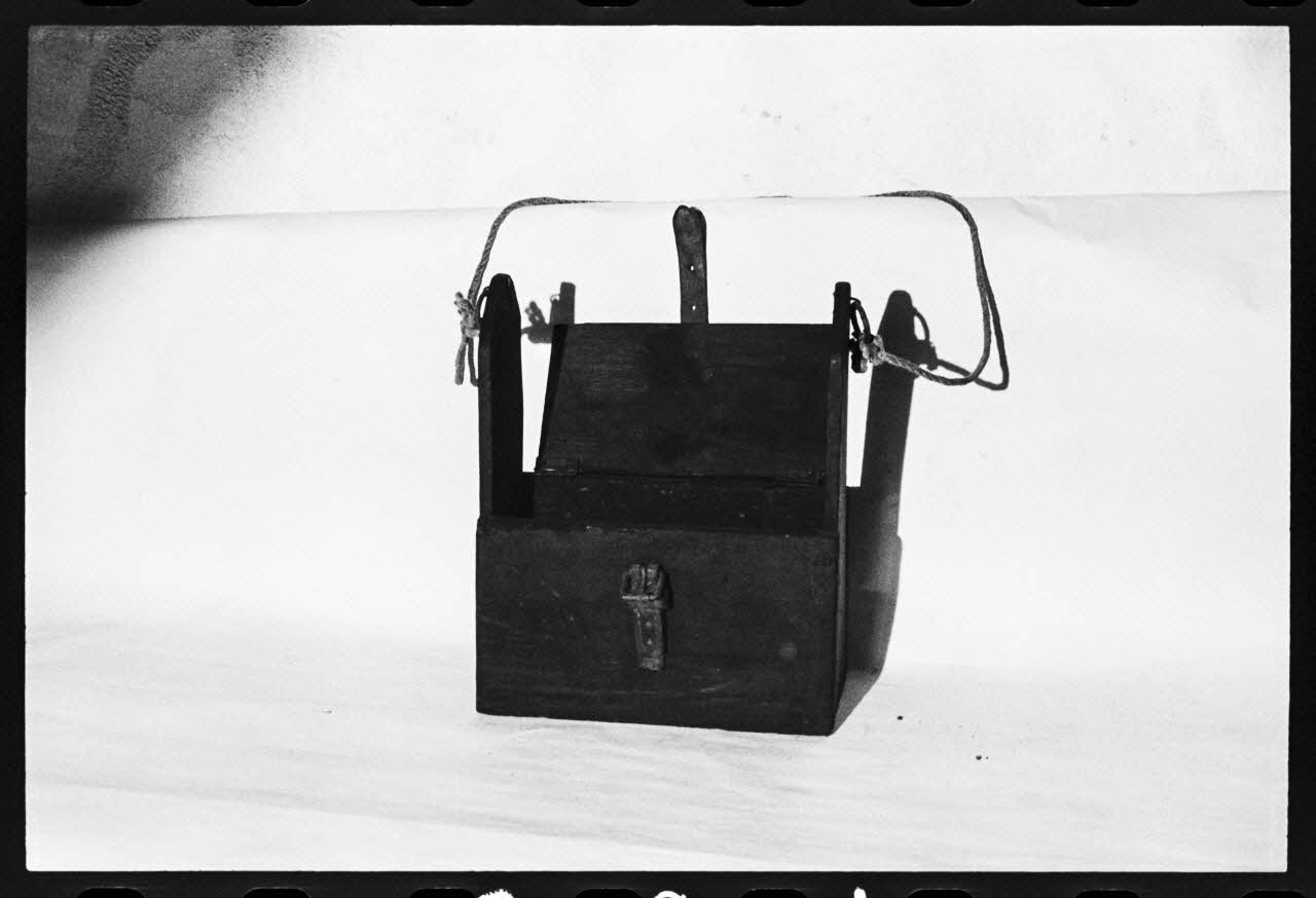 photographie MNATP. Antenne corse. Boîte à outils Ph.1981.1.2213 Photo
