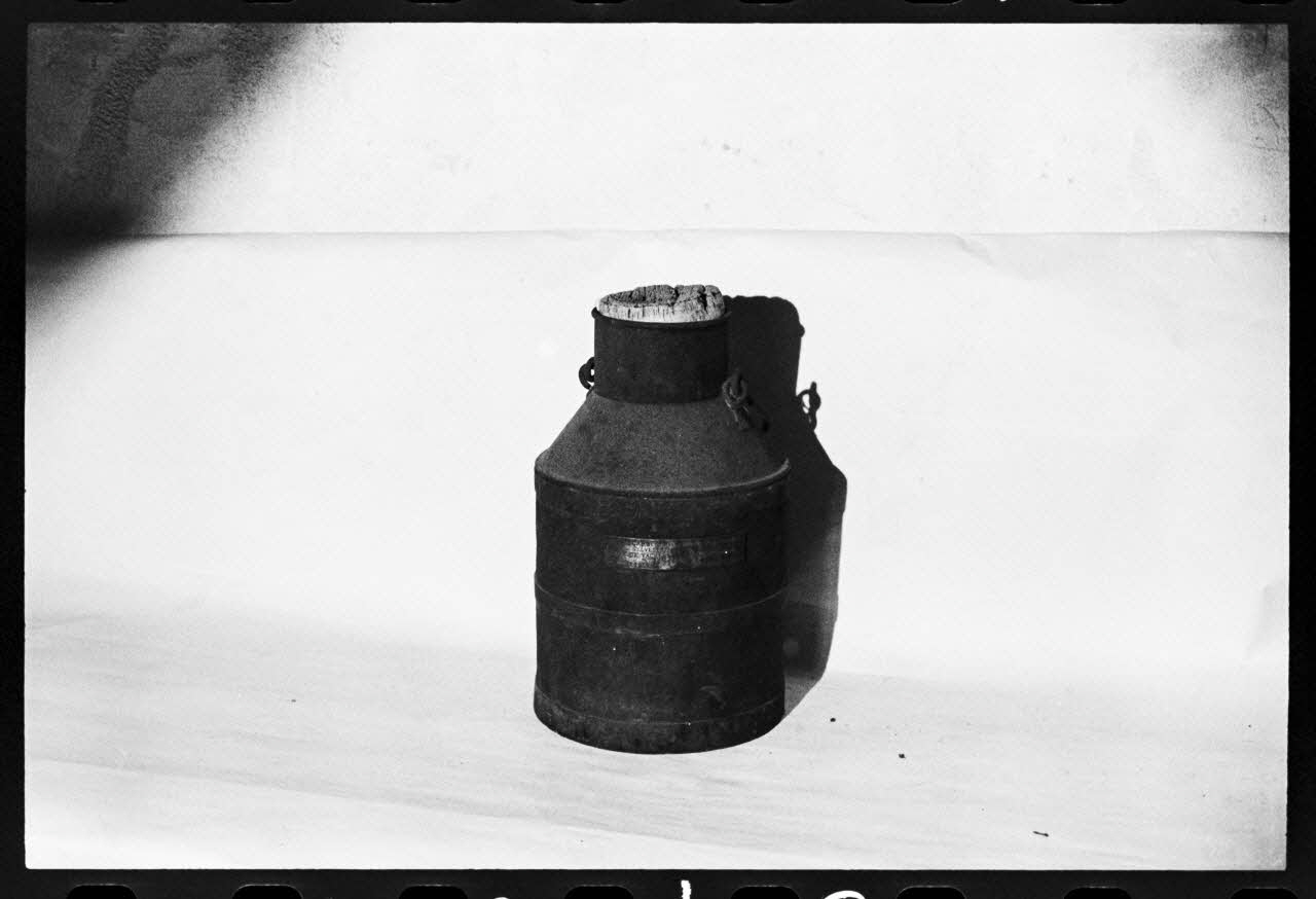 photographie MNATP. Antenne corse. Boîte à lait Ph.1981.1.2218 Photo