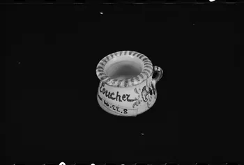 photographie Bibelot-souvenir en forme de pot de chambre Ph.1981.1.822 Photo