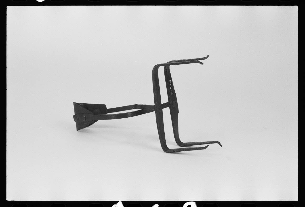 photographie Piège à pince, tige et rabat, daté du 19è siècle Ph.1981.1.969 Photo