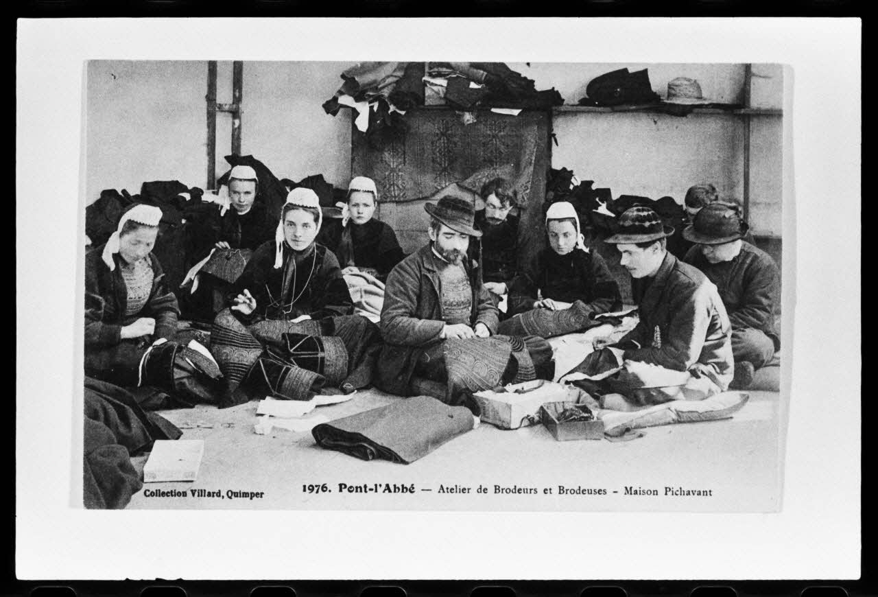 photographie Carte postale. Atelier de broderies en plein aire Ph.1981.21.10 Photo