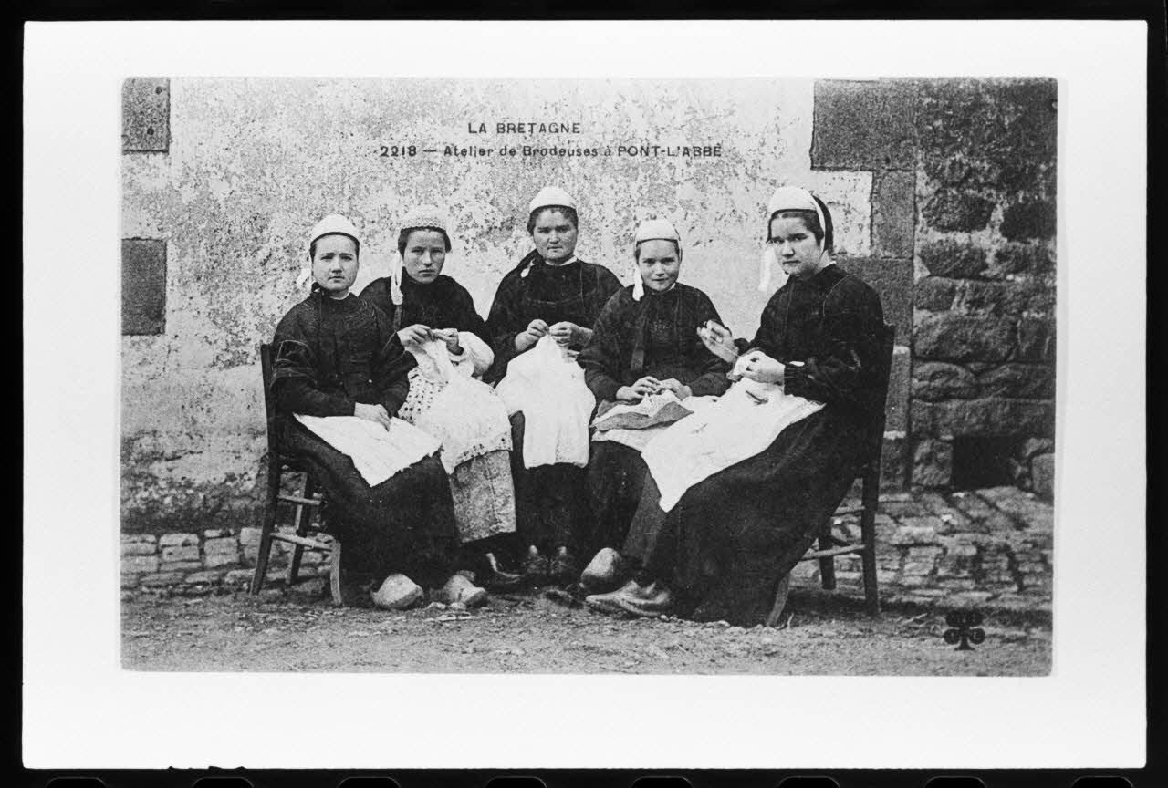 photographie Carte postale. Atelier de broderies Ph.1981.21.11 Photo