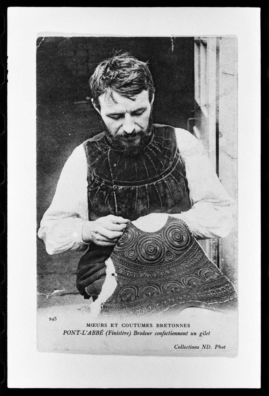 photographie Carte postale. Brodeur confectionnant un gilet Ph.1981.21.8 Photo