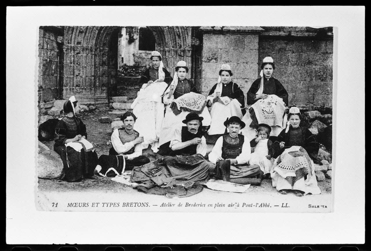 photographie Carte postale. Maison Pichavant. Atelier de brodeur Ph.1981.21.9 Photo