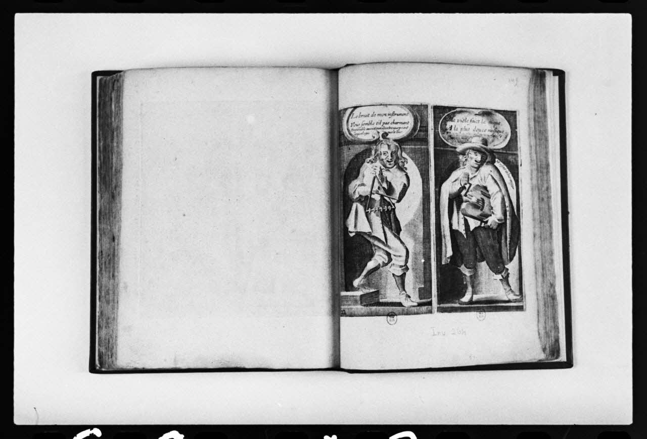 photographie MNATP. Exposition. L'instrument de musique populaire : usages et symboles (28 novembre 1980 - 19 avril 1981) Ph.1981.39.1 Photo