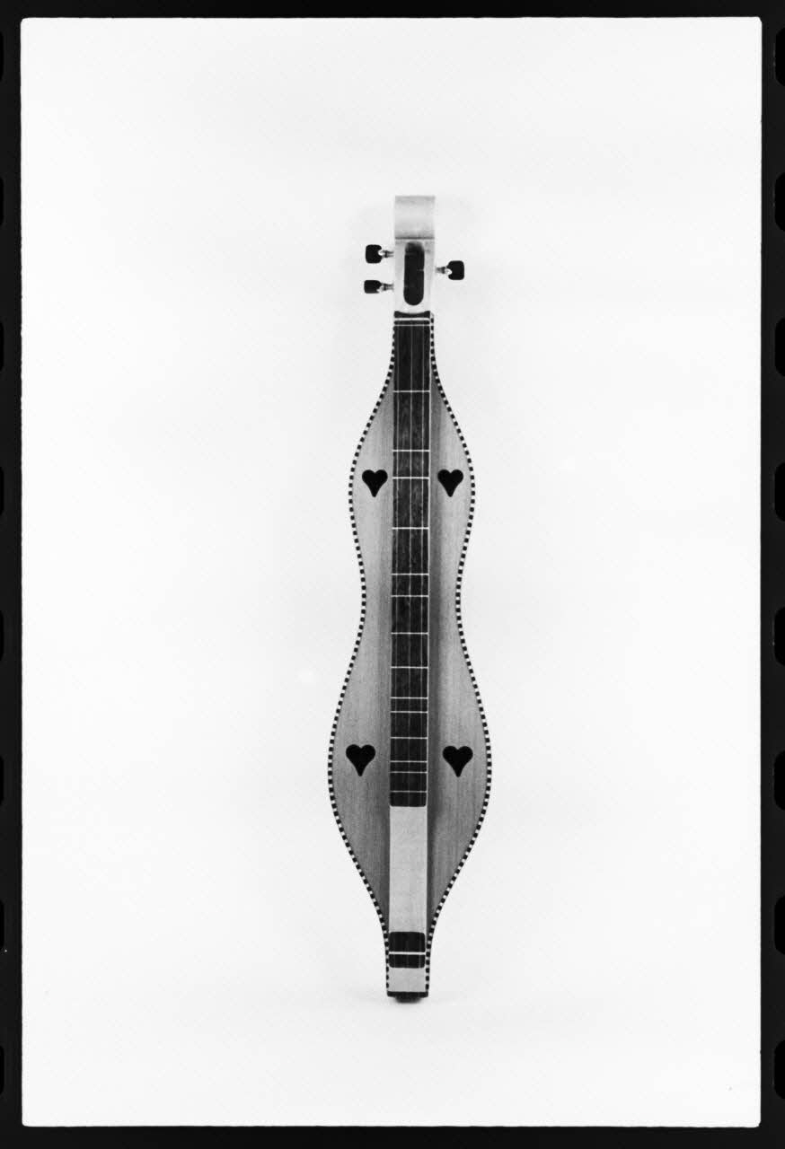 photographie MNATP. Exposition. L'instrument de musique populaire : usages et symboles (28 novembre 1980 - 19 avril 1981) Ph.1981.39.105 Photo