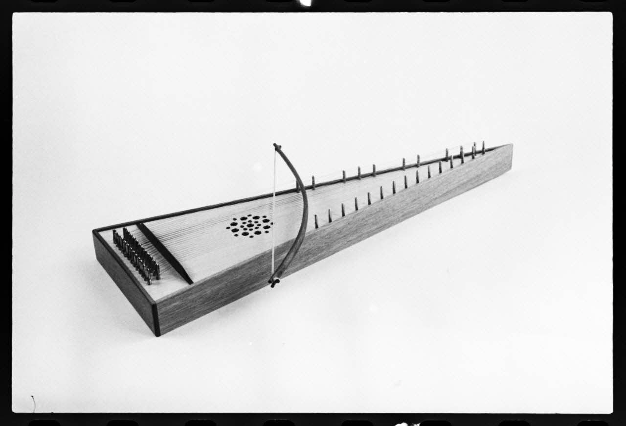 photographie MNATP. Exposition. L'instrument de musique populaire : usages et symboles (28 novembre 1980 - 19 avril 1981) Ph.1981.39.106 Photo