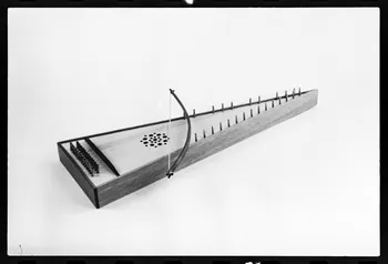 photographie MNATP. Exposition. L'instrument de musique populaire : usages et symboles (28 novembre 1980 - 19 avril 1981) Ph.1981.39.106 Photo