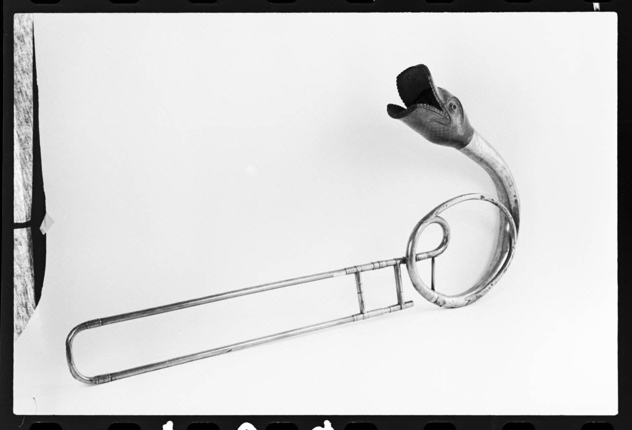 photographie MNATP. Exposition. L'instrument de musique populaire : usages et symboles (28 novembre 1980 - 19 avril 1981) Ph.1981.39.109 Photo