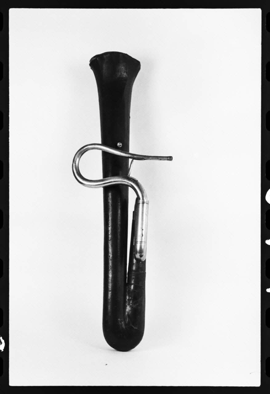 photographie MNATP. Exposition. L'instrument de musique populaire : usages et symboles (28 novembre 1980 - 19 avril 1981) Ph.1981.39.110  Photo