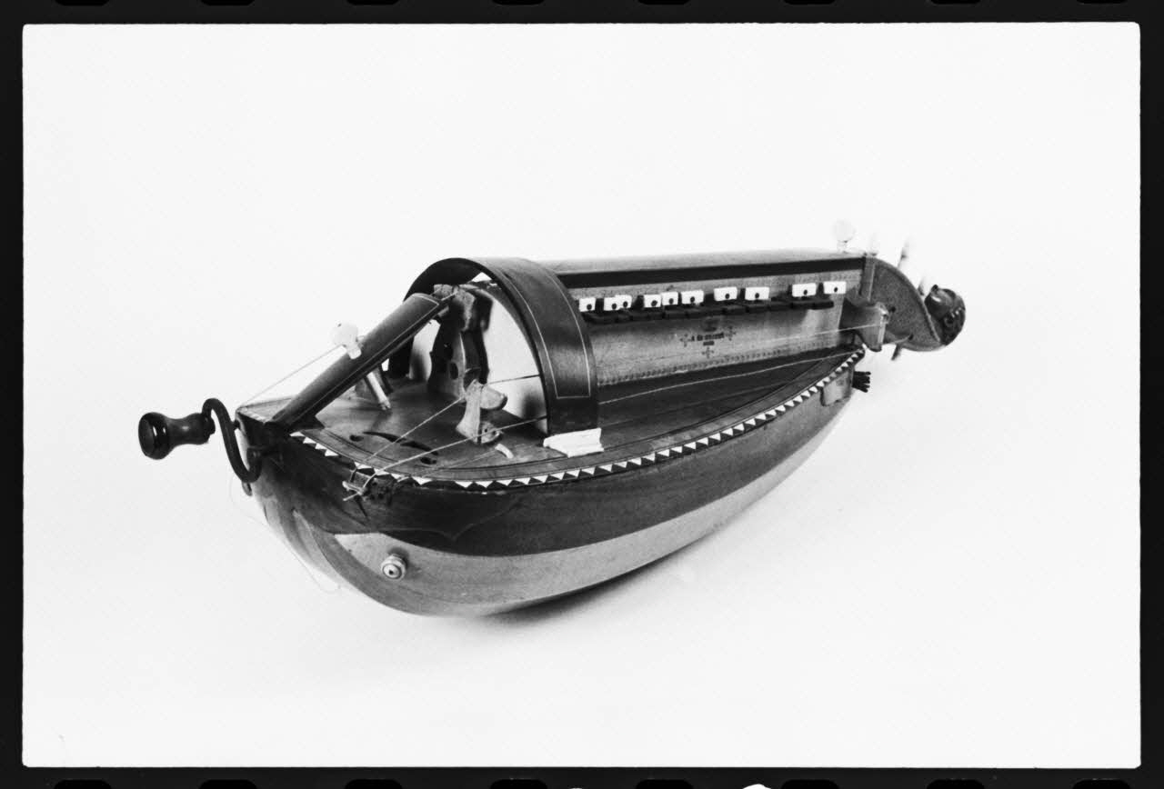 photographie MNATP. Exposition. L'instrument de musique populaire : usages et symboles (28 novembre 1980 - 19 avril 1981) Ph.1981.39.136 Photo