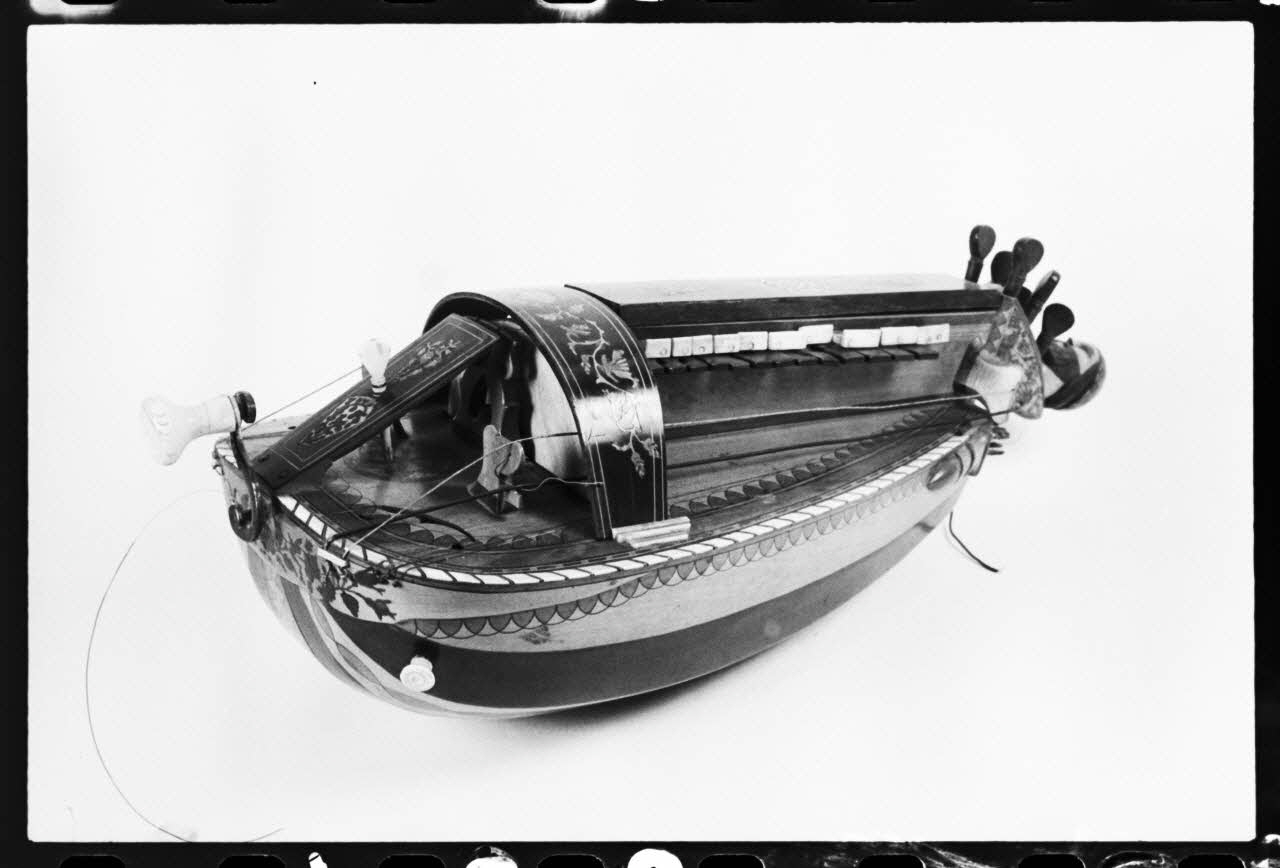 photographie MNATP. Exposition. L'instrument de musique populaire : usages et symboles (28 novembre 1980 - 19 avril 1981) Ph.1981.39.138 Photo