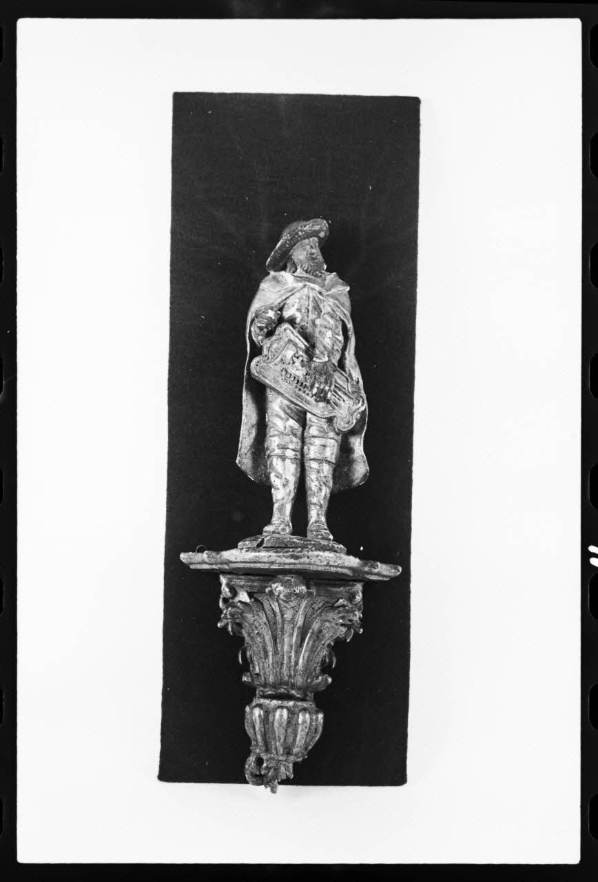 photographie MNATP. Exposition. L'instrument de musique populaire : usages et symboles (28 novembre 1980 - 19 avril 1981) Ph.1981.39.143 Photo