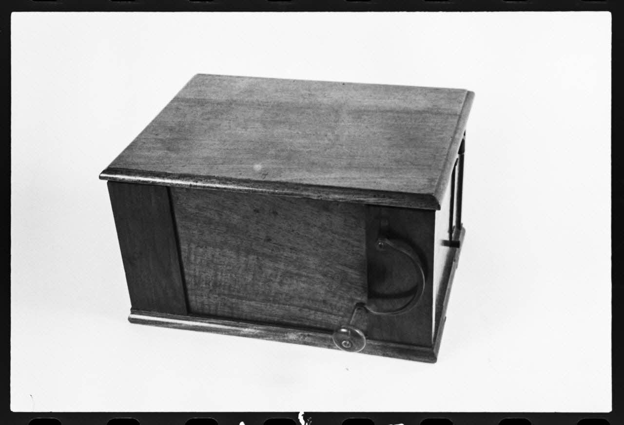 photographie MNATP. Exposition. L'instrument de musique populaire : usages et symboles (28 novembre 1980 - 19 avril 1981) Ph.1981.39.146 Photo