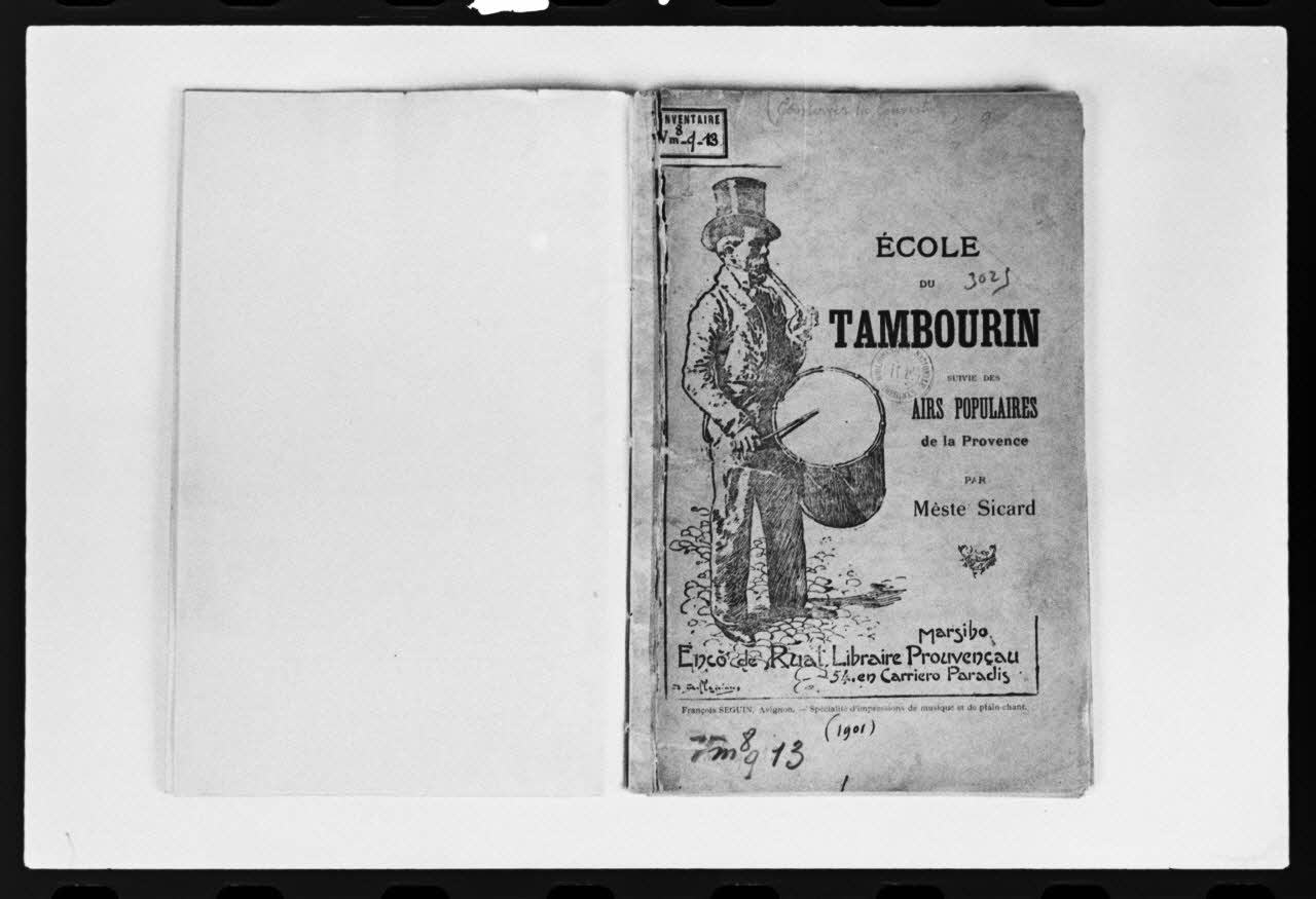 photographie MNATP. Exposition. L'instrument de musique populaire : usages et symboles (28 novembre 1980 - 19 avril 1981) Ph.1981.39.17 Photo