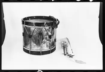 photographie MNATP. Exposition. L'instrument de musique populaire : usages et symboles (28 novembre 1980 - 19 avril 1981) Ph.1981.39.35 Photo
