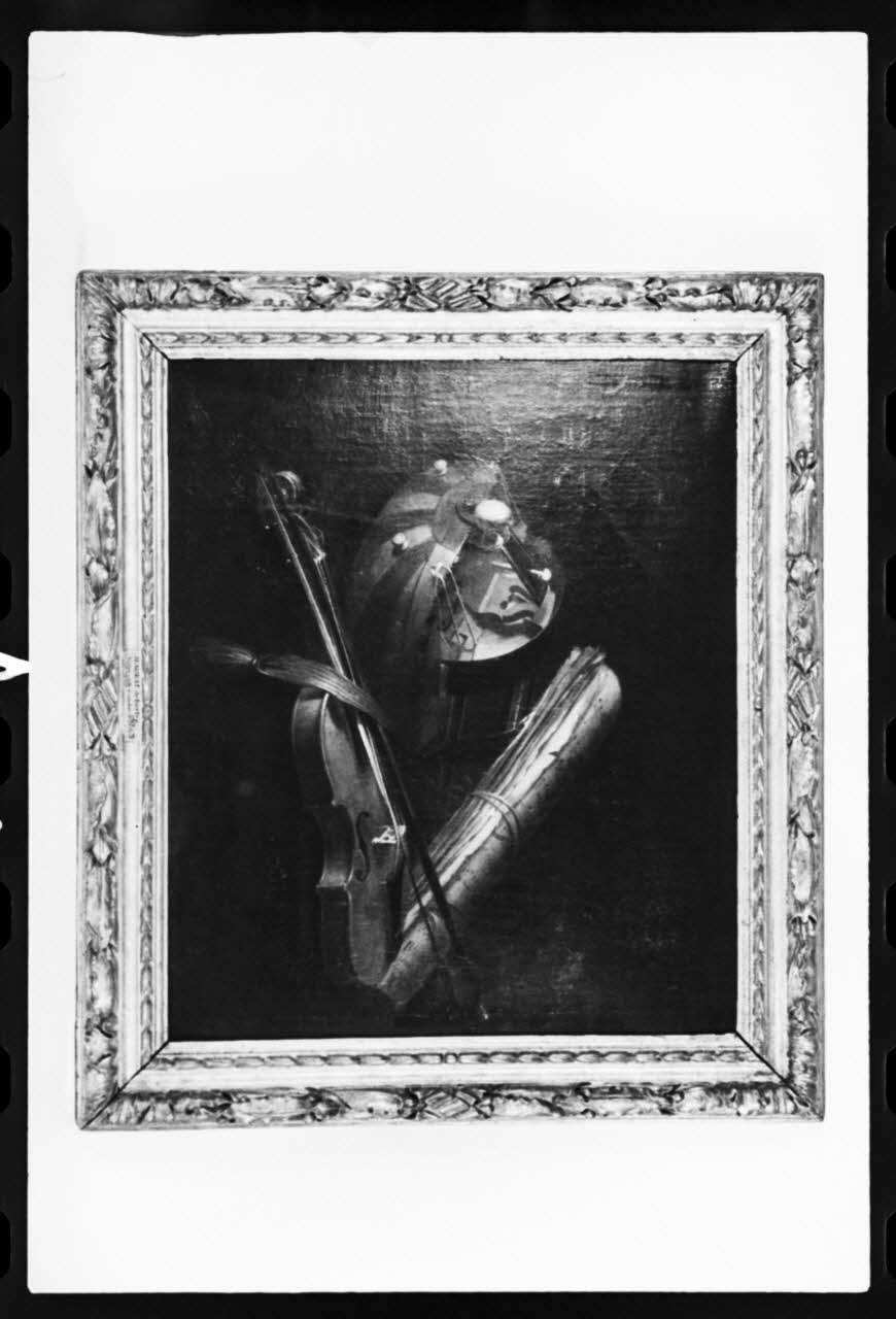 photographie MNATP. Exposition. L'instrument de musique populaire : usages et symboles (28 novembre 1980 - 19 avril 1981) Ph.1981.39.44 Photo