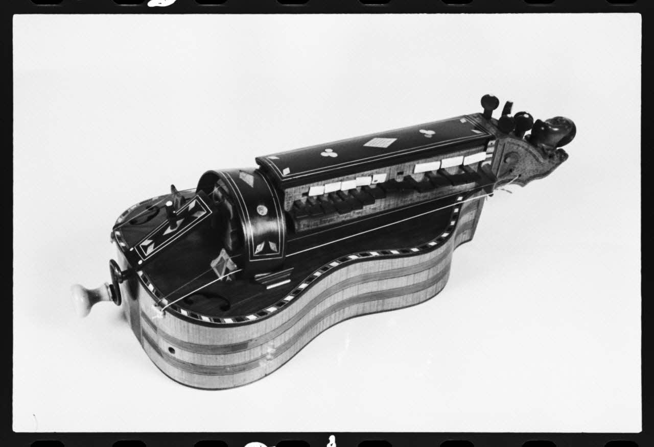 photographie MNATP. Exposition. L'instrument de musique populaire : usages et symboles (28 novembre 1980 - 19 avril 1981) Ph.1981.39.54 Photo