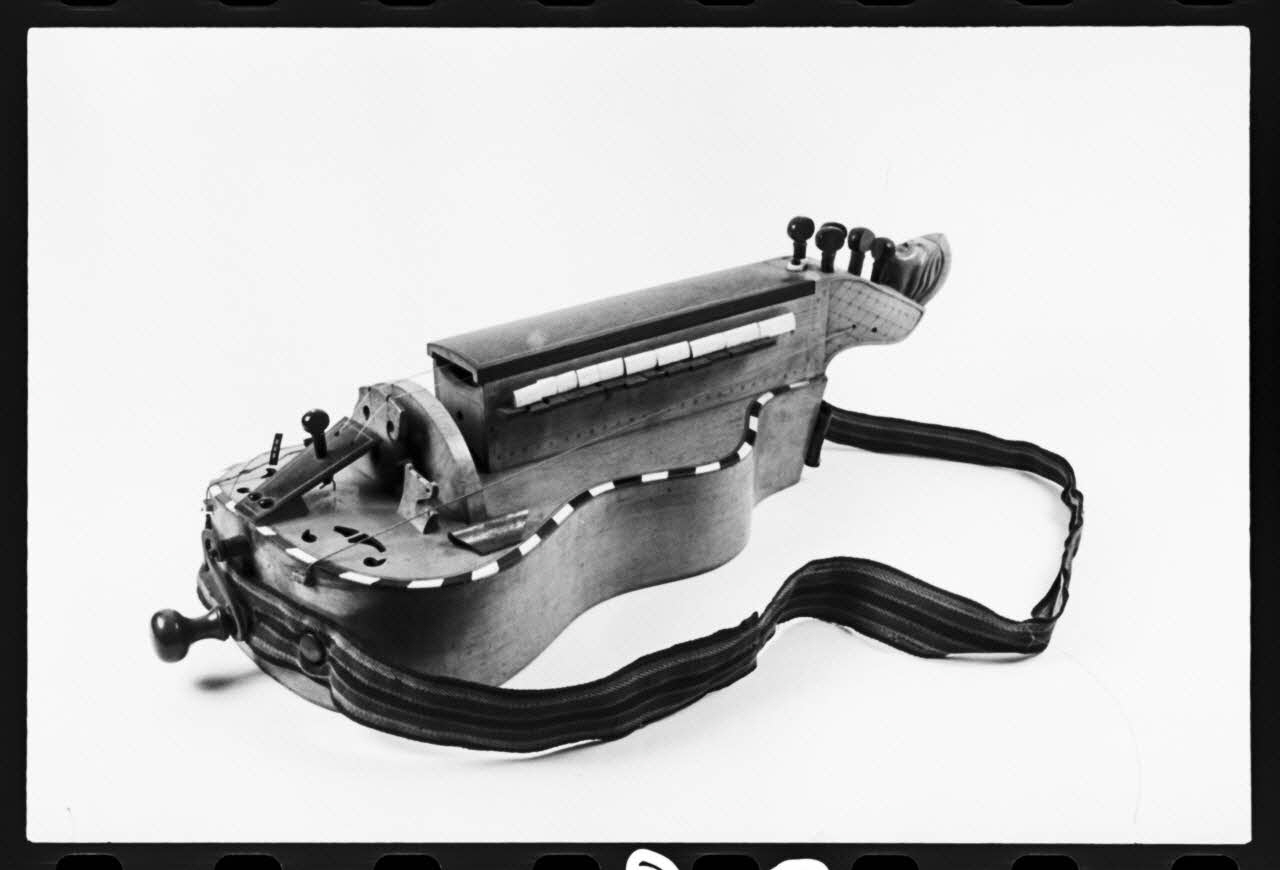 photographie MNATP. Exposition. L'instrument de musique populaire : usages et symboles (28 novembre 1980 - 19 avril 1981) Ph.1981.39.88 Photo