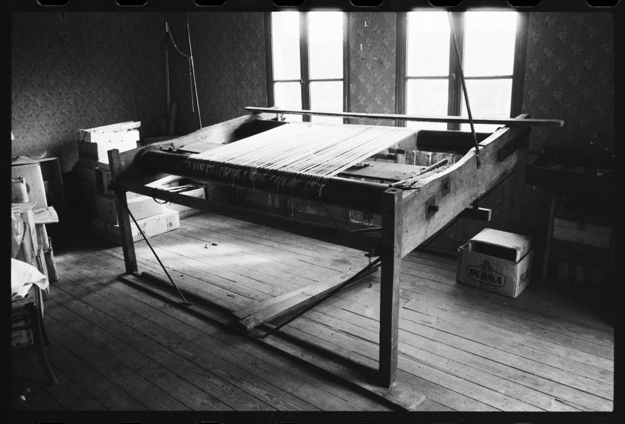 photographie Atelier de tapisserie. Métier de tapissier dit "métier d'Aubusson" à quatre lames en chaine et bois fruitier. 1890 Ph.1981.7.1 Photo