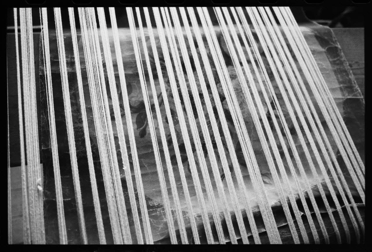 photographie Atelier de tapisserie. Détail du métier de tapissier avec la chaîne en coton Ph.1981.7.19 Photo