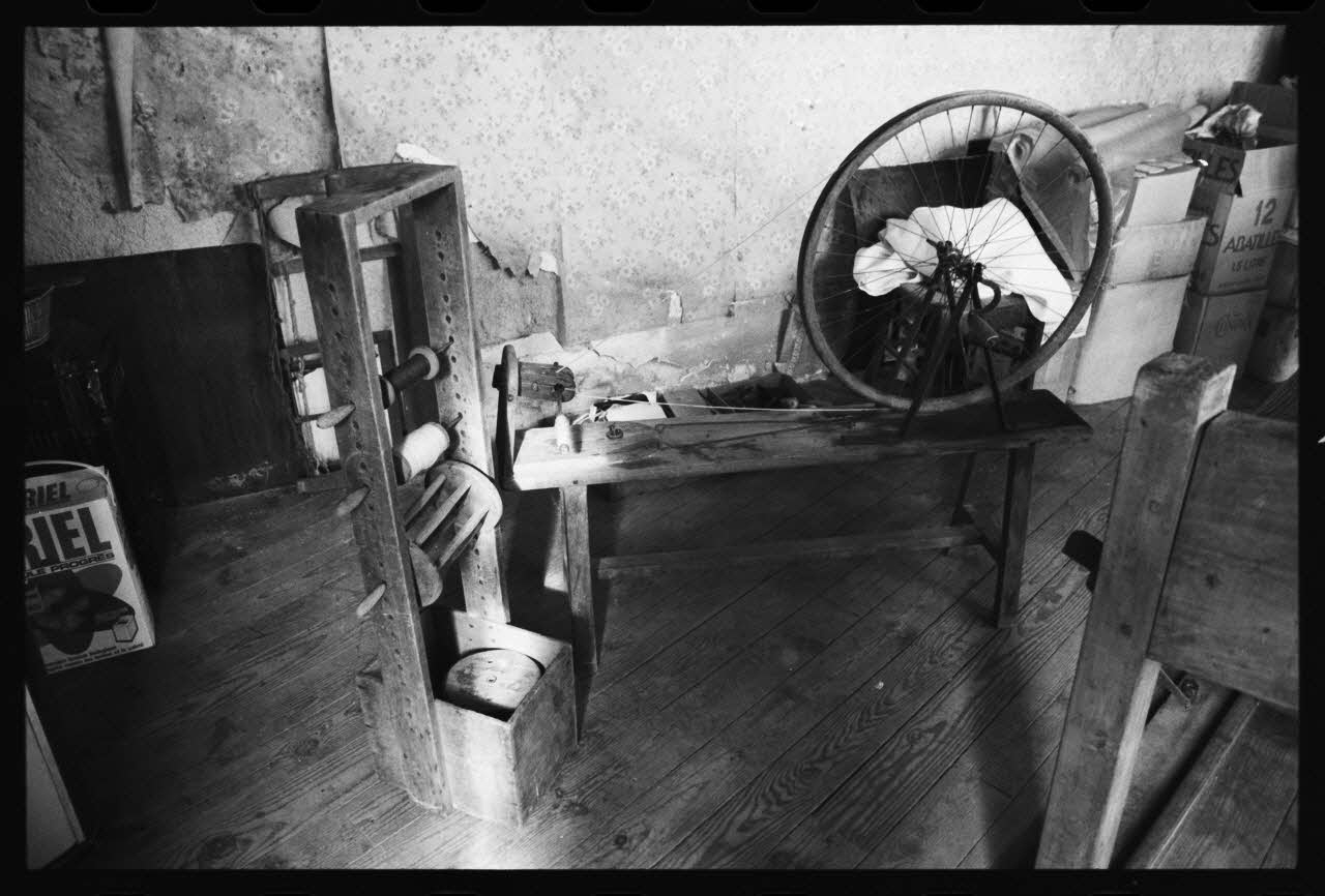 photographie Atelier de tapisserie. Banc à flûter et porte-écheveaux Ph.1981.7.8 Photo