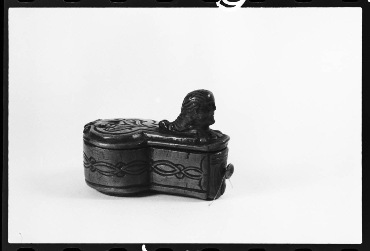 photographie MNATP. Exposition. L'instrument de musique populaire : usages et symboles (28 novembre 1980 - 19 avril 1981) Ph.1981.39.150 Photo