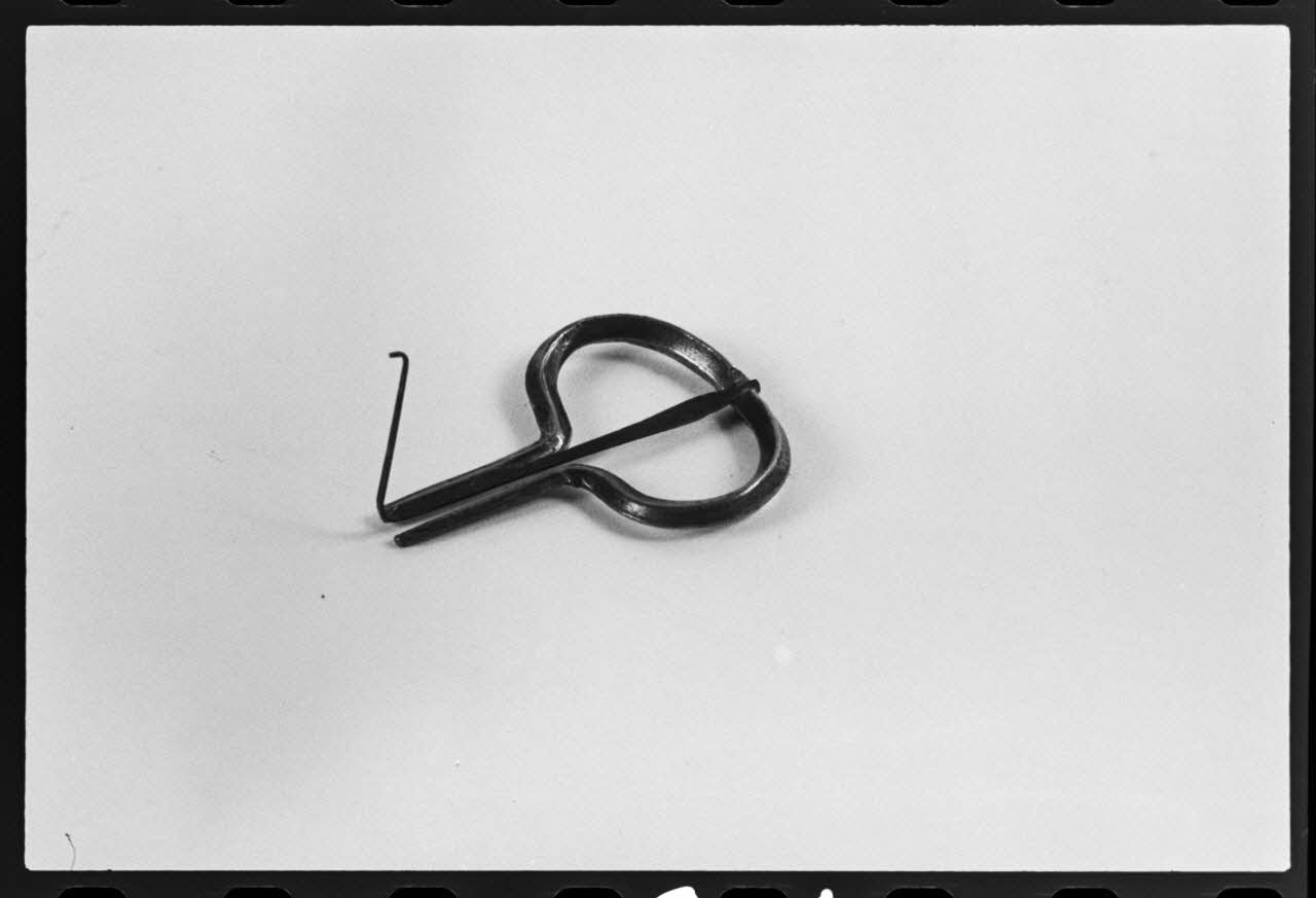 photographie MNATP. Exposition. L'instrument de musique populaire : usages et symboles (28 novembre 1980 - 19 avril 1981) Ph.1981.39.161 Photo