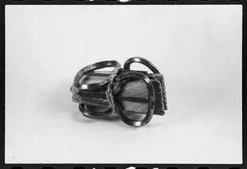 photographie MNATP. Exposition. L'instrument de musique populaire : usages et symboles (28 novembre 1980 - 19 avril 1981) Ph.1981.39.163  Photo