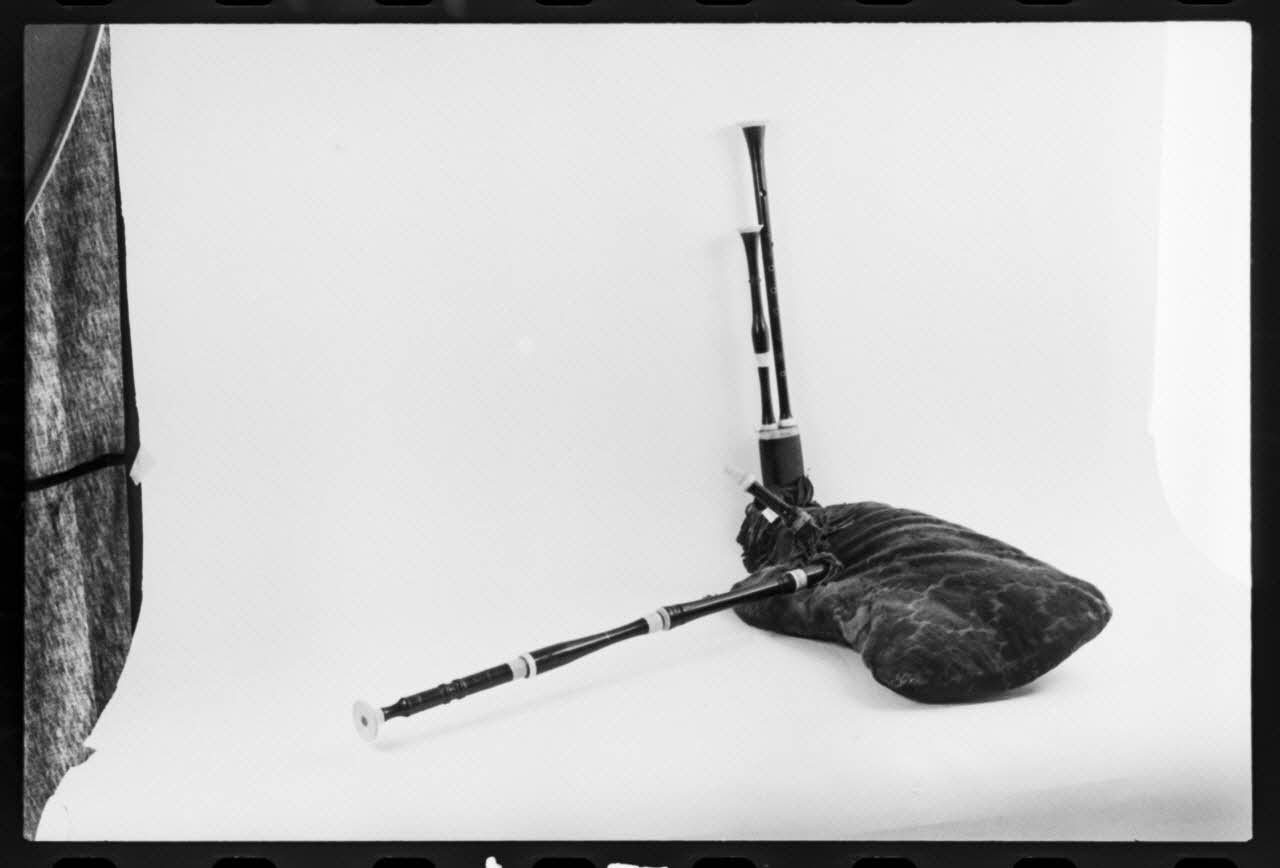 photographie MNATP. Exposition. L'instrument de musique populaire : usages et symboles (28 novembre 1980 - 19 avril 1981) Ph.1981.39.175 Photo