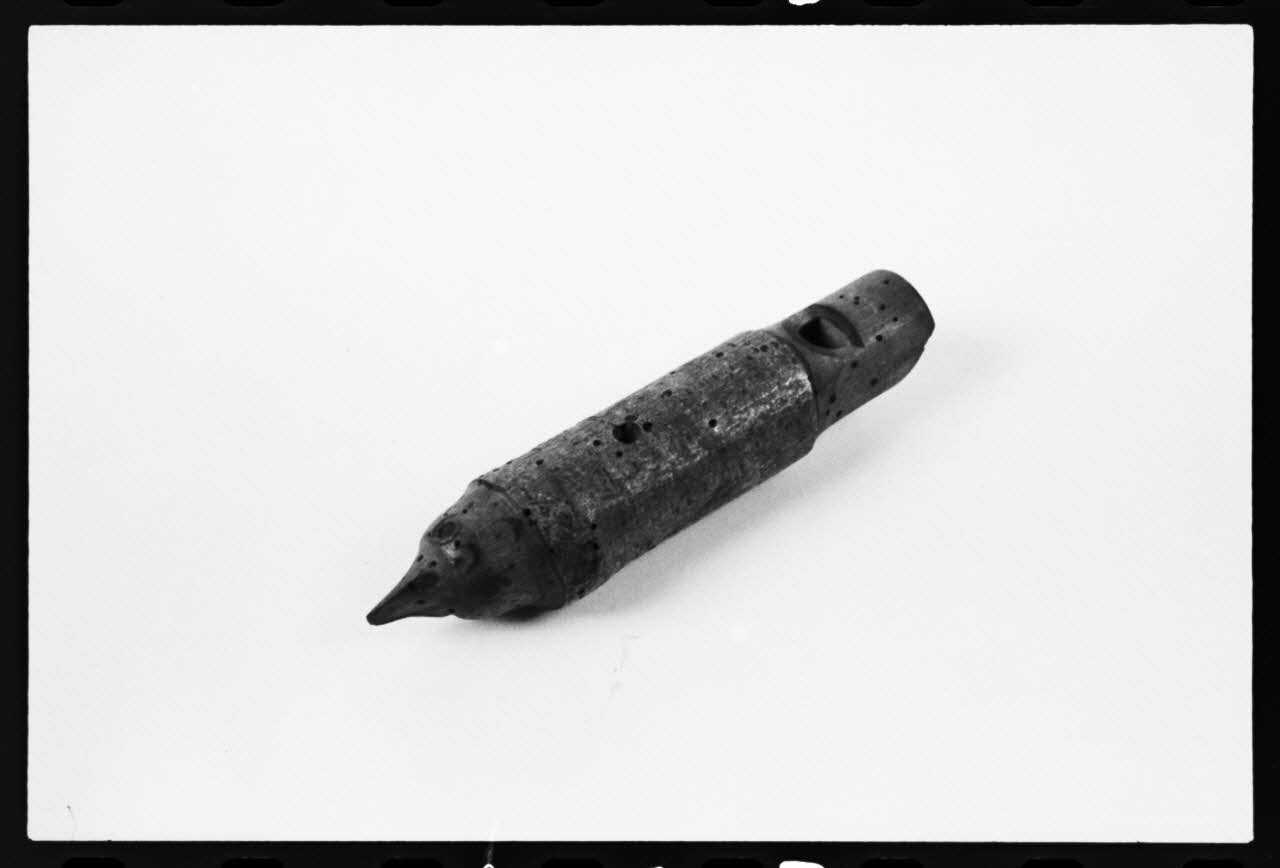 photographie MNATP. Exposition. L'instrument de musique populaire : usages et symboles (28 novembre 1980 - 19 avril 1981) Ph.1981.39.197 Photo