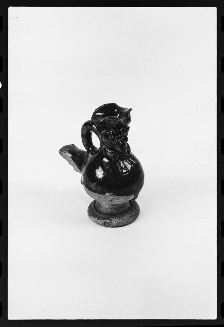 photographie MNATP. Exposition. L'instrument de musique populaire : usages et symboles (28 novembre 1980 - 19 avril 1981) Ph.1981.39.215 Photo