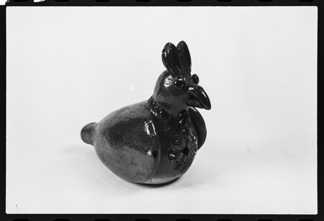 photographie MNATP. Exposition. L'instrument de musique populaire : usages et symboles (28 novembre 1980 - 19 avril 1981) Ph.1981.39.217 Photo