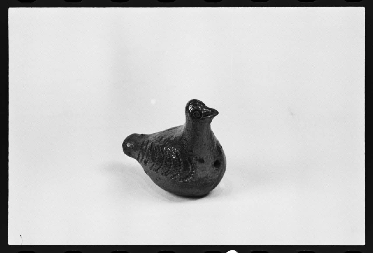 photographie MNATP. Exposition. L'instrument de musique populaire : usages et symboles (28 novembre 1980 - 19 avril 1981) Ph.1981.39.218 Photo