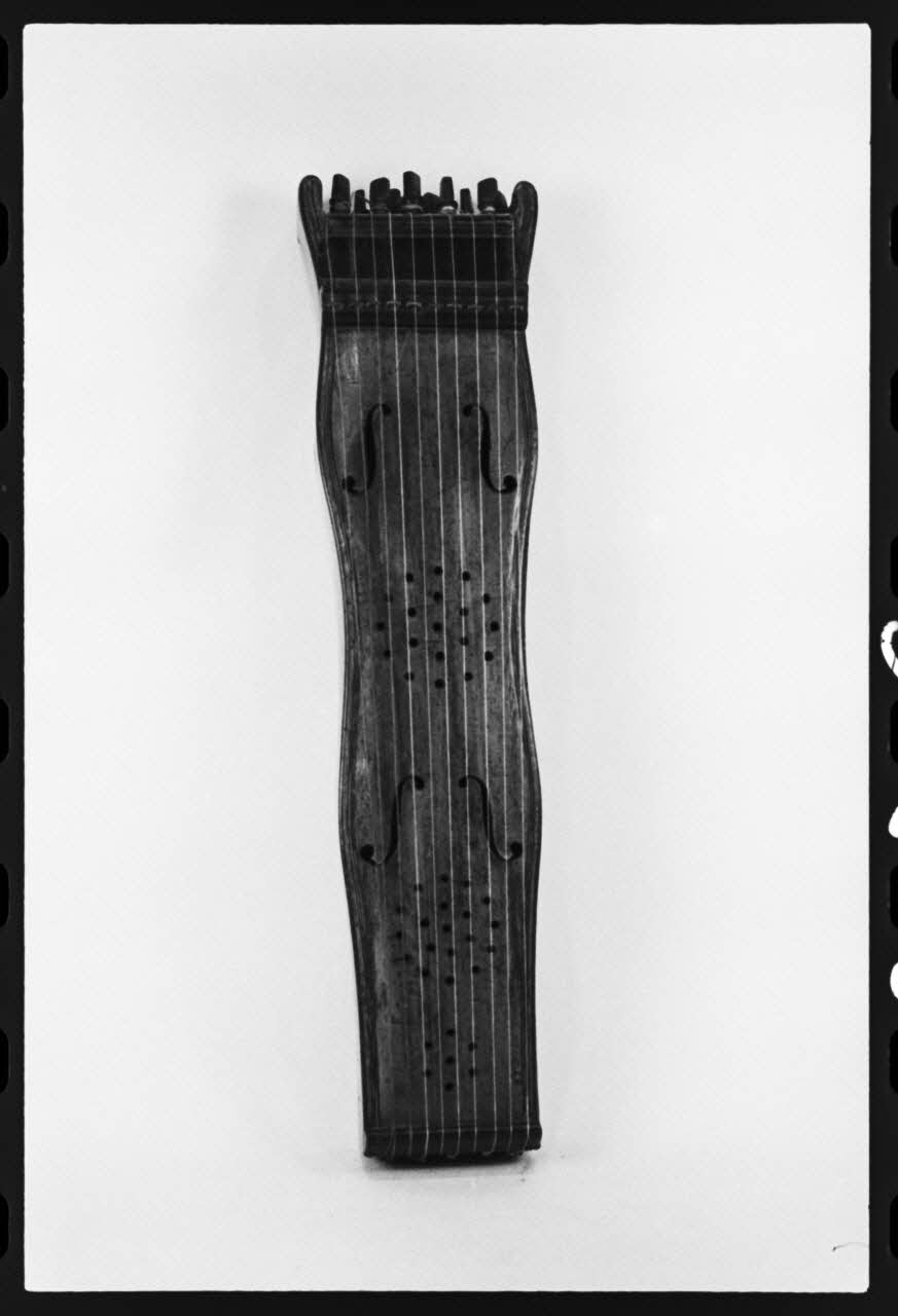 photographie MNATP. Exposition. L'instrument de musique populaire : usages et symboles (28 novembre 1980 - 19 avril 1981) Ph.1981.39.226 Photo