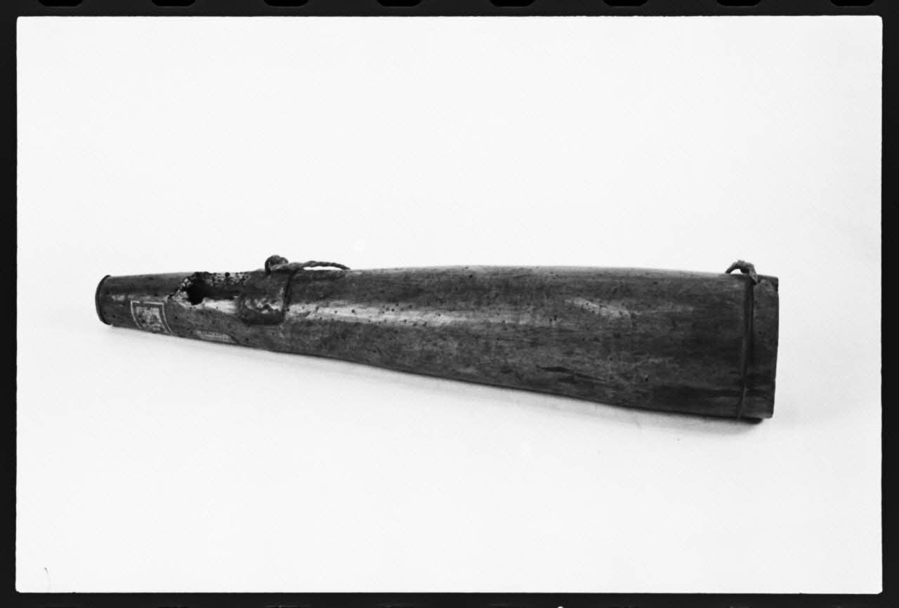 photographie MNATP. Exposition. L'instrument de musique populaire : usages et symboles (28 novembre 1980 - 19 avril 1981) Ph.1981.39.231 Photo