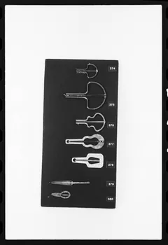 photographie MNATP. Exposition. L'instrument de musique populaire : usages et symboles (28 novembre 1980 - 19 avril 1981) Ph.1981.39.239  Photo