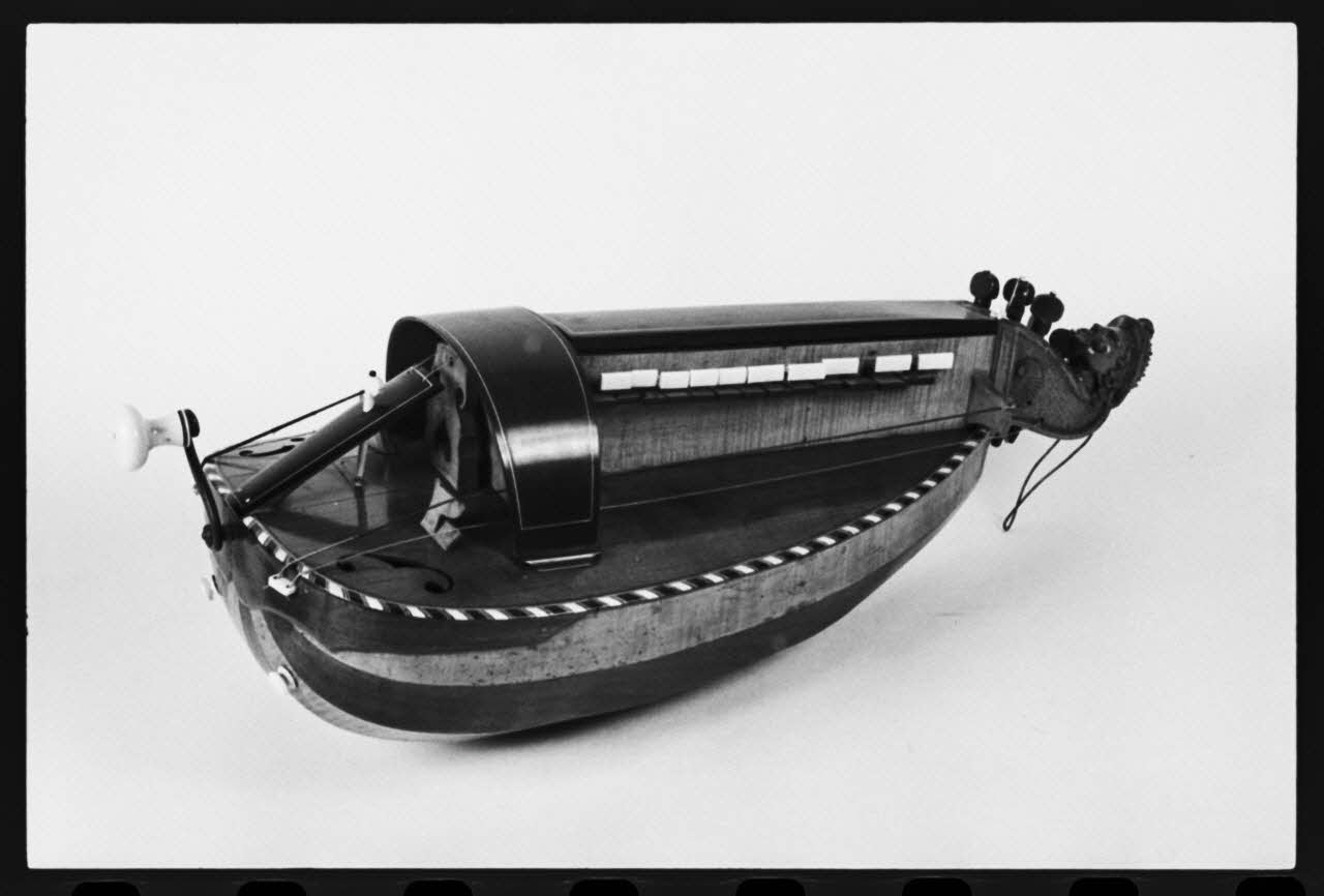 photographie MNATP. Exposition. L'instrument de musique populaire : usages et symboles (28 novembre 1980 - 19 avril 1981) Ph.1981.39.252  Photo
