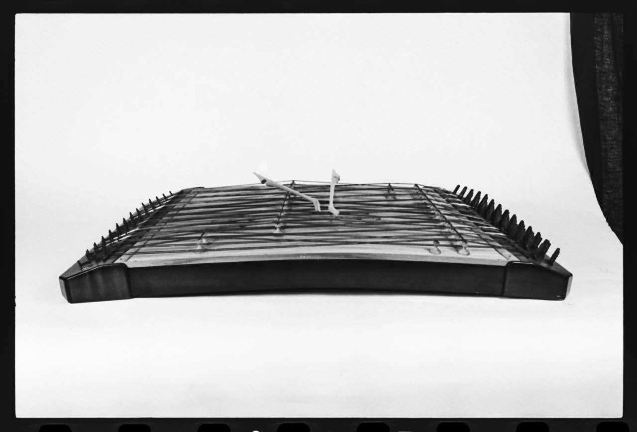 photographie MNATP. Exposition. L'instrument de musique populaire : usages et symboles (28 novembre 1980 - 19 avril 1981) Ph.1981.39.253 Photo