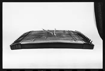 photographie MNATP. Exposition. L'instrument de musique populaire : usages et symboles (28 novembre 1980 - 19 avril 1981) Ph.1981.39.253 Photo