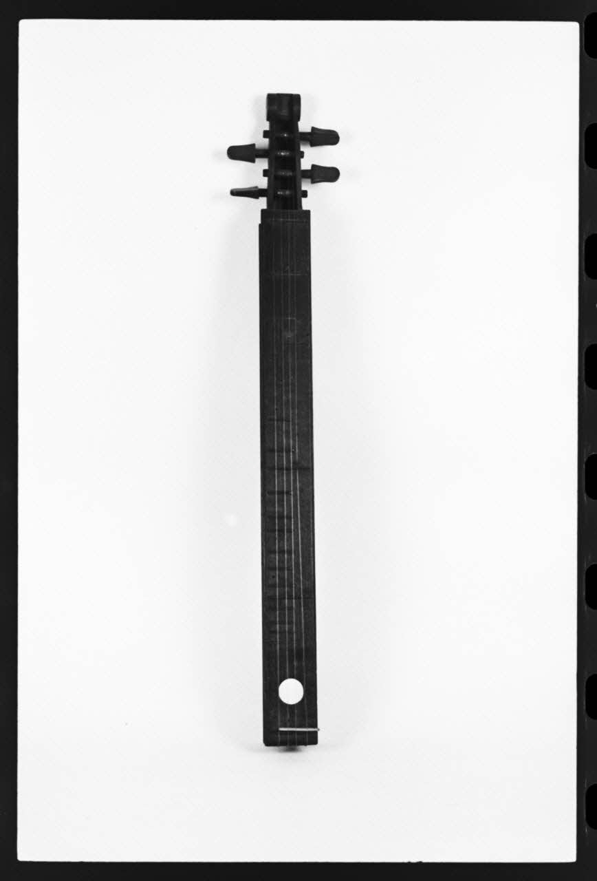 photographie MNATP. Exposition. L'instrument de musique populaire : usages et symboles (28 novembre 1980 - 19 avril 1981) Ph.1981.39.254 Photo