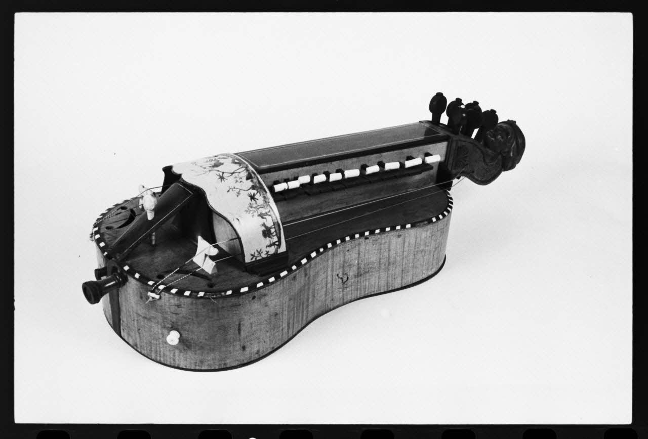 photographie MNATP. Exposition. L'instrument de musique populaire : usages et symboles (28 novembre 1980 - 19 avril 1981) Ph.1981.39.256 Photo