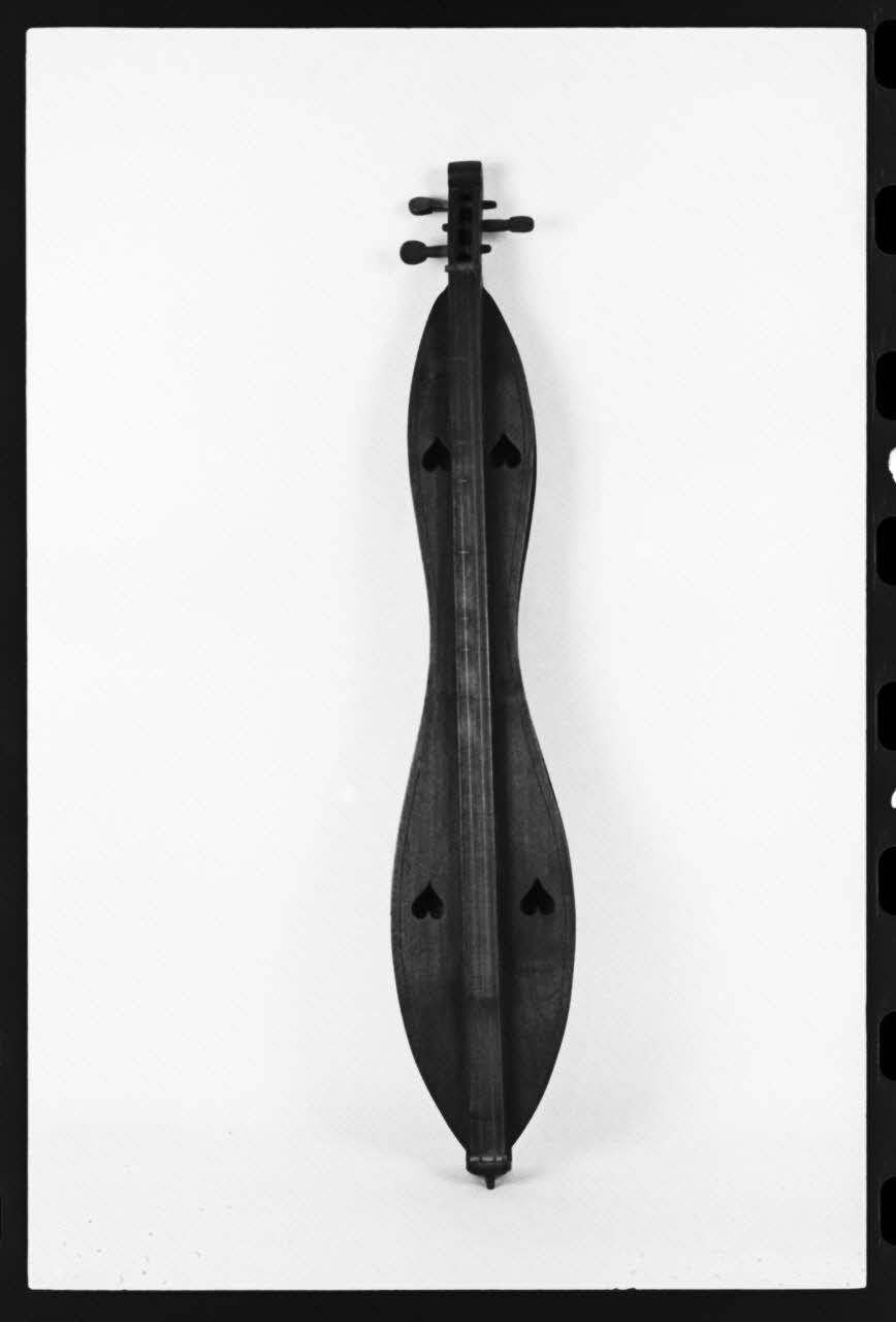 photographie MNATP. Exposition. L'instrument de musique populaire : usages et symboles (28 novembre 1980 - 19 avril 1981) Ph.1981.39.259 Photo